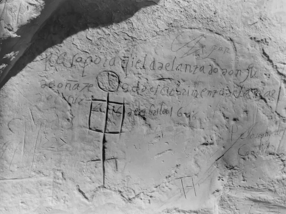 قدیمی‌ترین نقش نوشتاری قابل خواندن در جنوب‌غرب در تاریخ ۱۶ آوریل ۱۶۰۵ توسط فاتح خونواده اوناته ی سلازار در مکانی که امروز به‌عنوان پارک ملی ال‌مورو در نیومکزیکو شناخته می‌شود، حک شده است. همان‌طور که اوناته، این نقش را مستقیماً بر روی پتروگلیف آناسازی حک کرد.