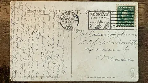 Asia London Palomba اولین کارت‌پستال‌ها در اواسط قرن نوزده، در زمان توسعهٔ صنعت گردشگری تفریحی به وجود آمدند (اعتبار: Asia London Palomba)