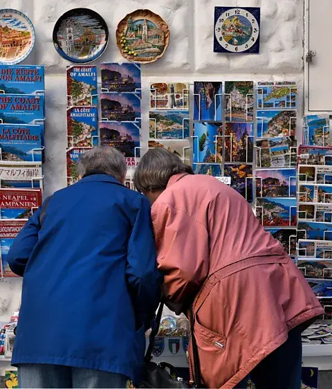 Getty Images کارت‌پستال‌ها دهه‌هاست مسافران را به هم متصل می‌کنند (اعتبار: Getty Images)