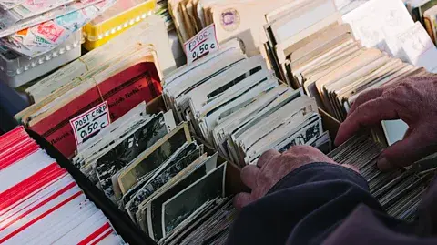 Getty Images کارت‌پستال‌ها تجربهٔ ارتباطی هدفمند را ارائه می‌دهند که قالب‌های دیجیتال ندارند (اعتبار: Getty Images)