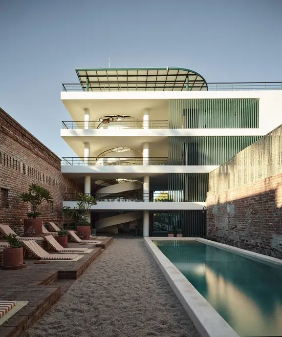 تصویر ممکن است شامل ساختمان، استخر، آب, مسکن, ساختمان اداری, ساختمان‌های کاندو, شهر, شهرک شهری, استخر شنا, گلدان و گیاه باشد