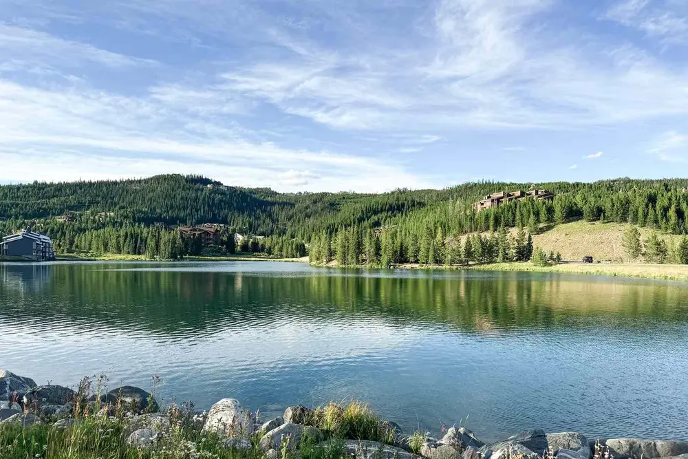 کوه‌ها در کنار دریاچه