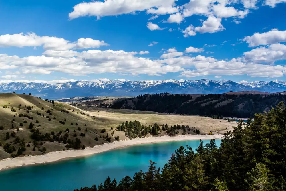 سد کر و رودخانه فلت‌هد که از بالای سد دیده می‌شود