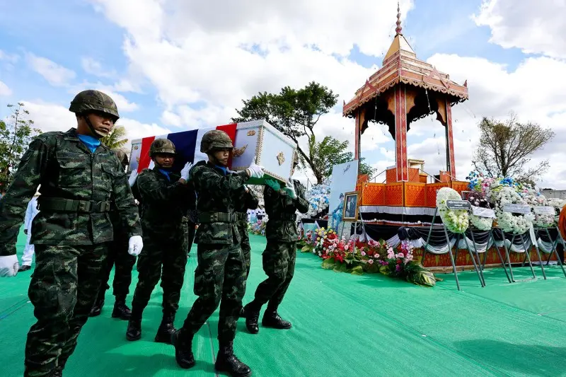 سربازان تابوت سرجوخهٔ یک‌نخست آناندا ادون را در مراسم خاکسپاری سلطنتی در سسی‌کت، تایلند، در تاریخ ۱۴ دسامبر حمل می‌کردند.