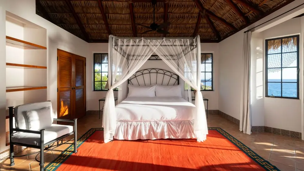 تصویر ممکن است شامل مبلمان داخلی، تخت‌خواب، اتاق‌خوابی، تخت‌پرده‌ای، لوازم خانگی، پنکه سقفی و دستگاه‌های الکتریکی باشد