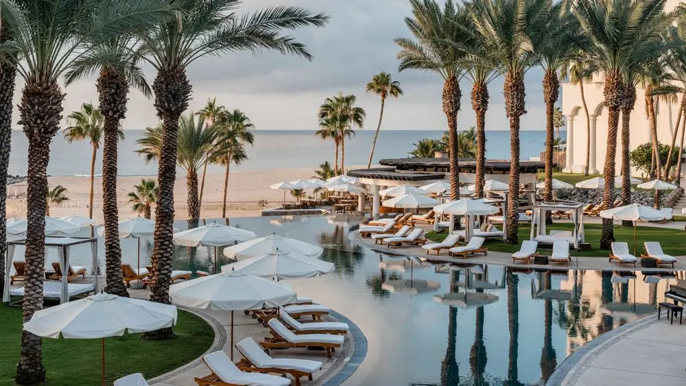 تصویر ممکن است شامل استخر، آب، صندلی استخر، مبلمان، فضای باز، تابستان، ساحل و طبیعت باشد