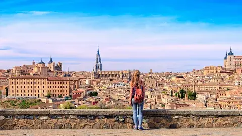 Getty Images مسافران در حال اجتناب از نقاط شلوغ به نفع مناطق ساکت‌تر و کمتر بازدیدشده‌اند (منبع: Getty Images)