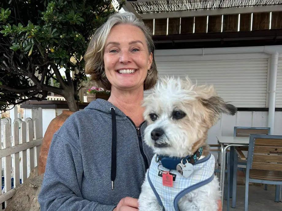 ناتالی لینچ و سگش انزو.