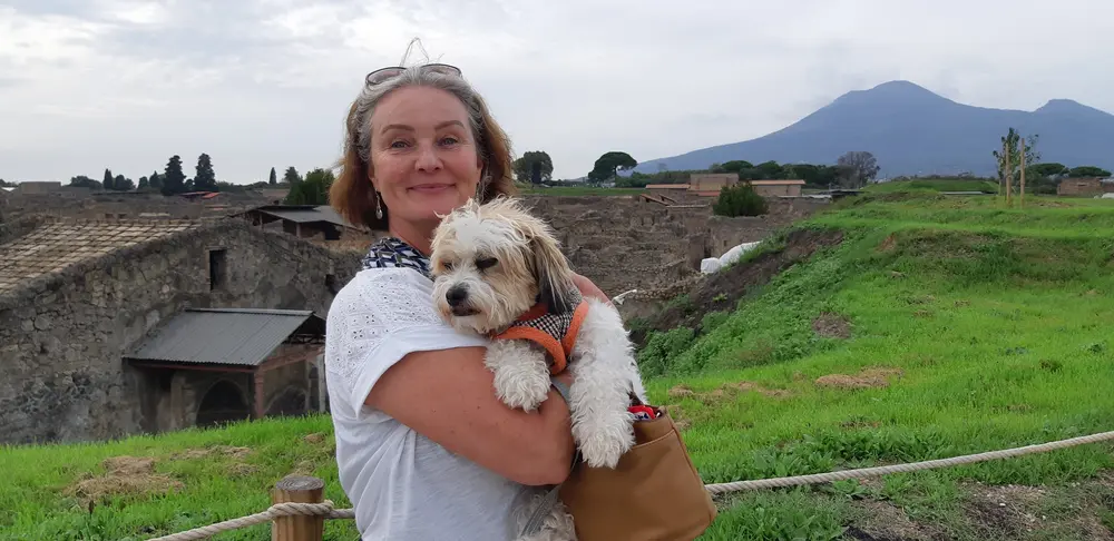 ناتالی لینچ و سگش در ایتالیا.