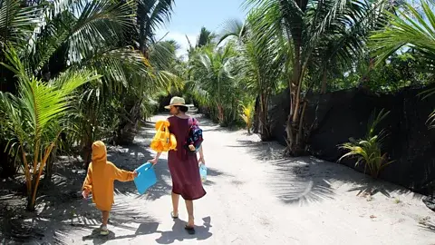 Getty Images تقریباً هیچ خودرویی در Thoddoo نیست؛ فقط بیگیهای برقی، اسکوتر و دوچرخهها که حس آرام و بیسرعت جزیره را تقویت میکند (منبع: Getty Images)