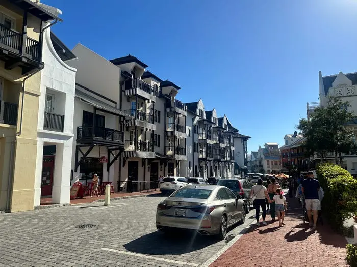 خیابانی تقریباً خالی از فروشگاه‌ها در Rosemary Beach