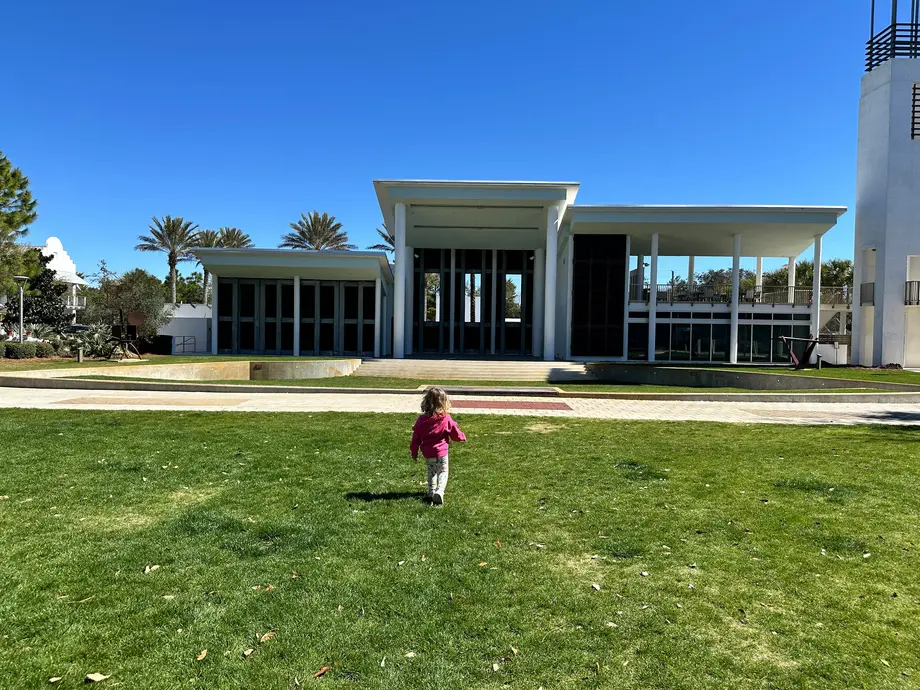 کودکی که به سمت آمفی‌تئاتر Rosemary Beach می‌رود