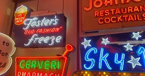 تبلیغات نئونی مختلف در موزه تابلوهای آمریکایی