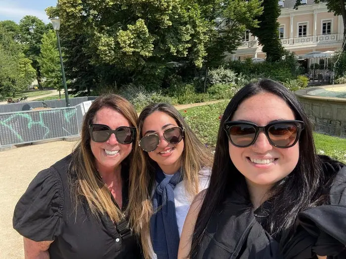 نویسنده، سمت راست، در حال گرفتن سلفی با مادر و خواهرش.