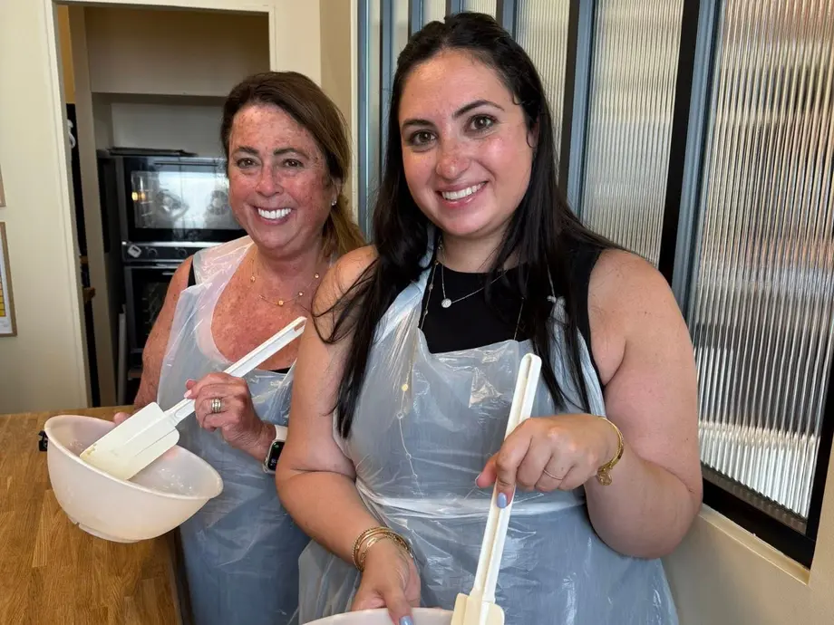 نویسنده، سمت راست، همراه مادرش در حین کلاس ساخت ماکارون ایستادهاند.