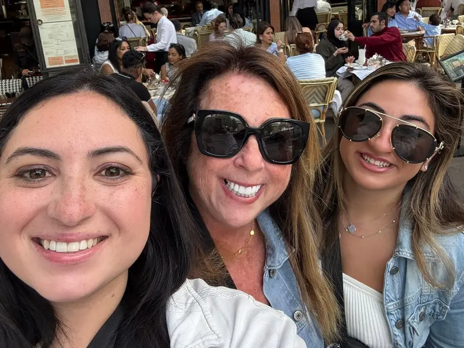 نویسنده، سمت چپ، در حال گرفتن سلفی با مادر و خواهرش.