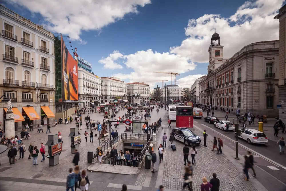 ۲. مادرید: فهرست ۱۰۰ شهر برتر Euromonitor International شهرها را بر اساس معیارهایی شامل گردشگری، پایداری، عملکرد اقتصادی و سلامت و ایمنی رتبه‌بندی می‌کند. در تصویر، دروازهٔ خورشید مادرید نمایش داده شده است.