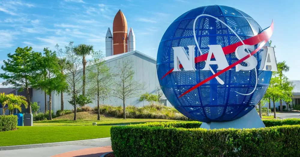لوگوی ناسا در مرکز فضایی کندی