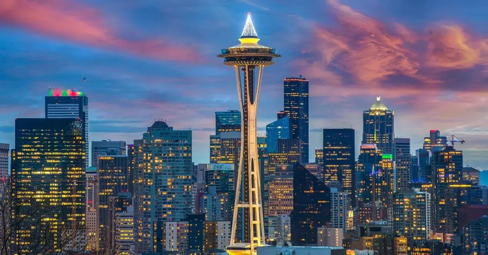 آسمانخراش شهر سیاتل در غروب