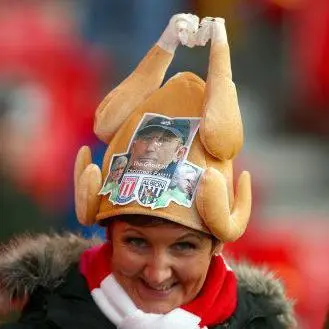 پولیس به‌عنوان «شبح کریسمس گذشته» روی کلاه بوقلمونی جشن‌وار این هوادار در سال ۲۰۱۷ ظاهر شد، زمانی که دو تیم قبلی او، استوک و وست بروم، در ۲۳ دسامبر ملاقات کردند. پاترز ۳‑۱ بر بگی‌ها (وست بروم) پیروز شد