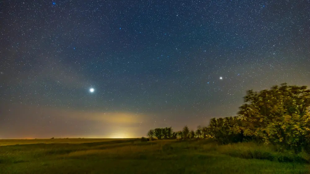 مشتری بالای یک میدان
