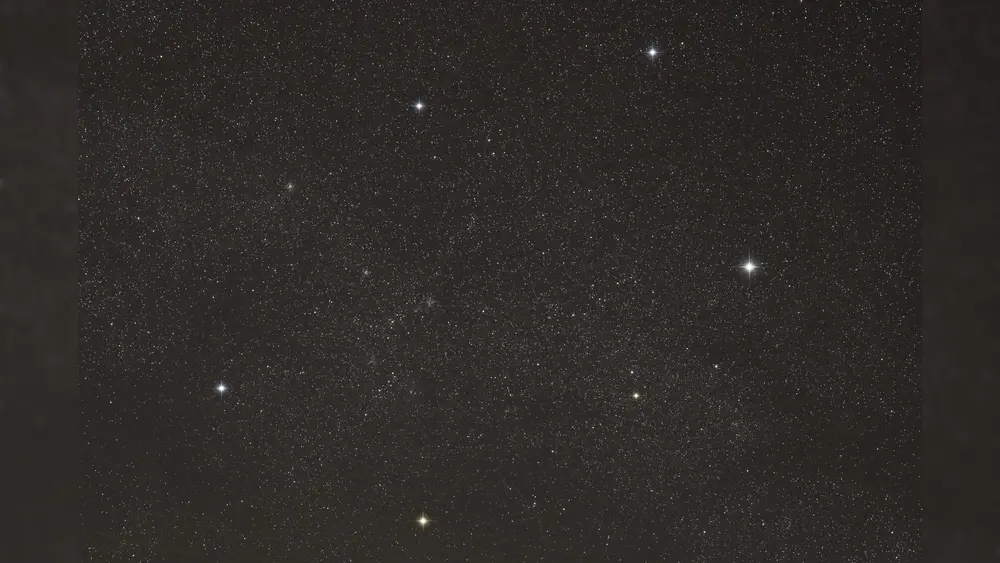 آوریگا در آسمان شب