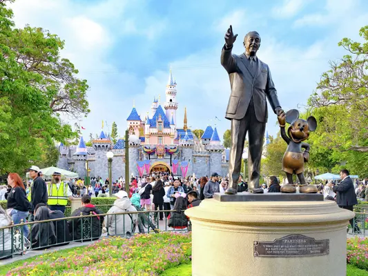 نمایی کلی از مجسمه «شرکا» والت دیزنی در دیزنیلند، ۱۷ مه ۲۰۲۵، در آناهایم، کالیفرنیا.