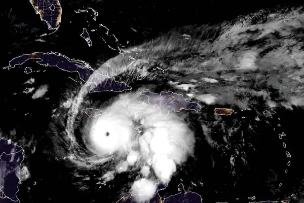 این عکس ماهواره‌ای هواشناسی از دریای کارائیب که اوایل روز یکشنبه گرفته شده، چشم کاملاً مشخص طوفان ملیسا را در مرکز آن در جنوب جامائیکا نشان می‌دهد. کشتی‌های کروز در کارائیب به دلیل این طوفان در حال تغییر مسیر هستند.