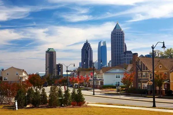 نمای آسمانخراش آتلانتا با خانههای مسکونی در پیشزمینه