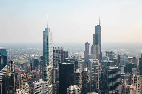نمای هوایی از آسمانخراشهای مرکز شهر شیکاگو با برجهای بلند برجسته در برابر منظرهای وسیع