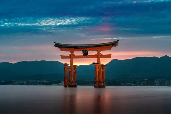 دروازه توری معبد ایتسوکوشیما هنگام غروب